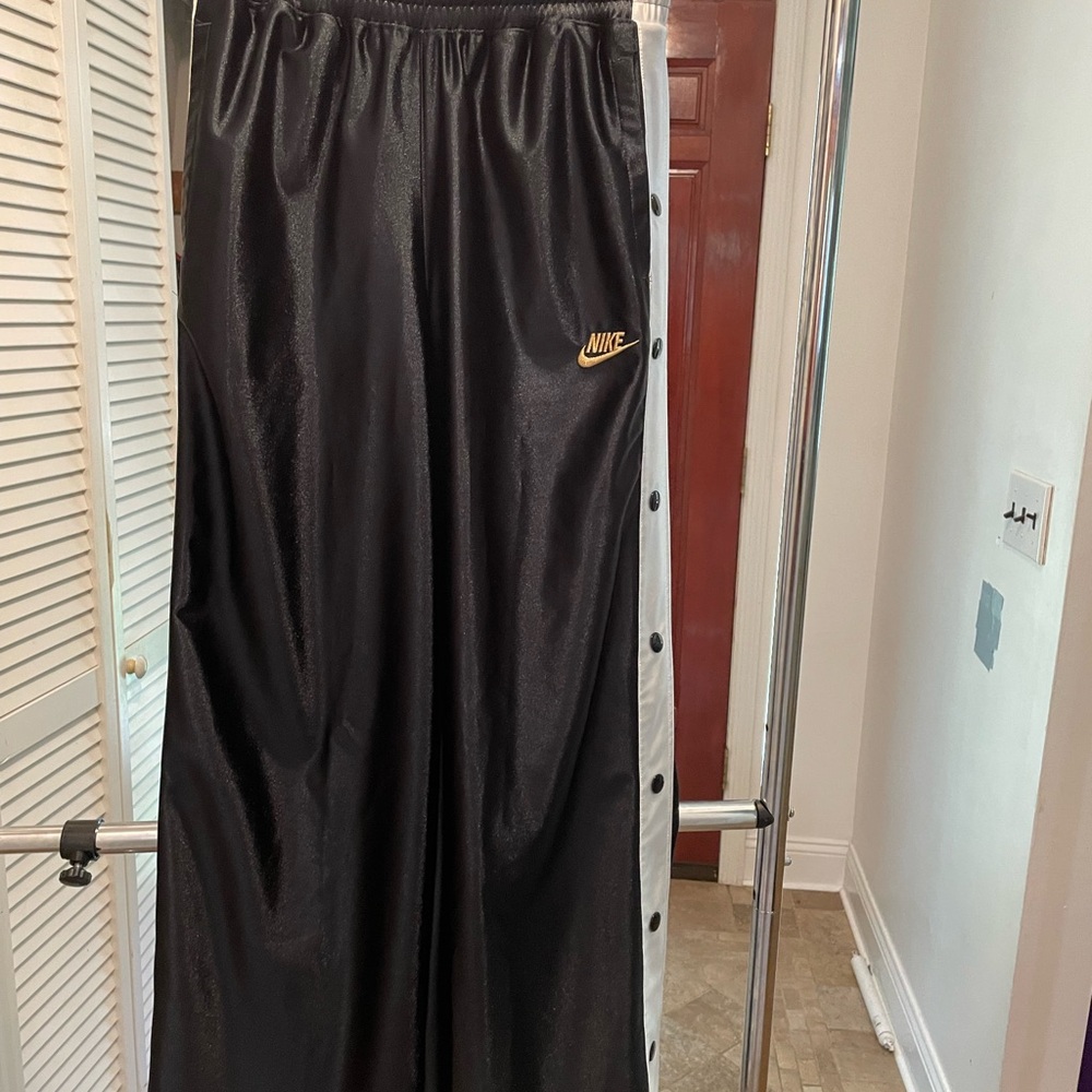 Nike Black Sweatpants with Elastic Waistband and Tapered Leg